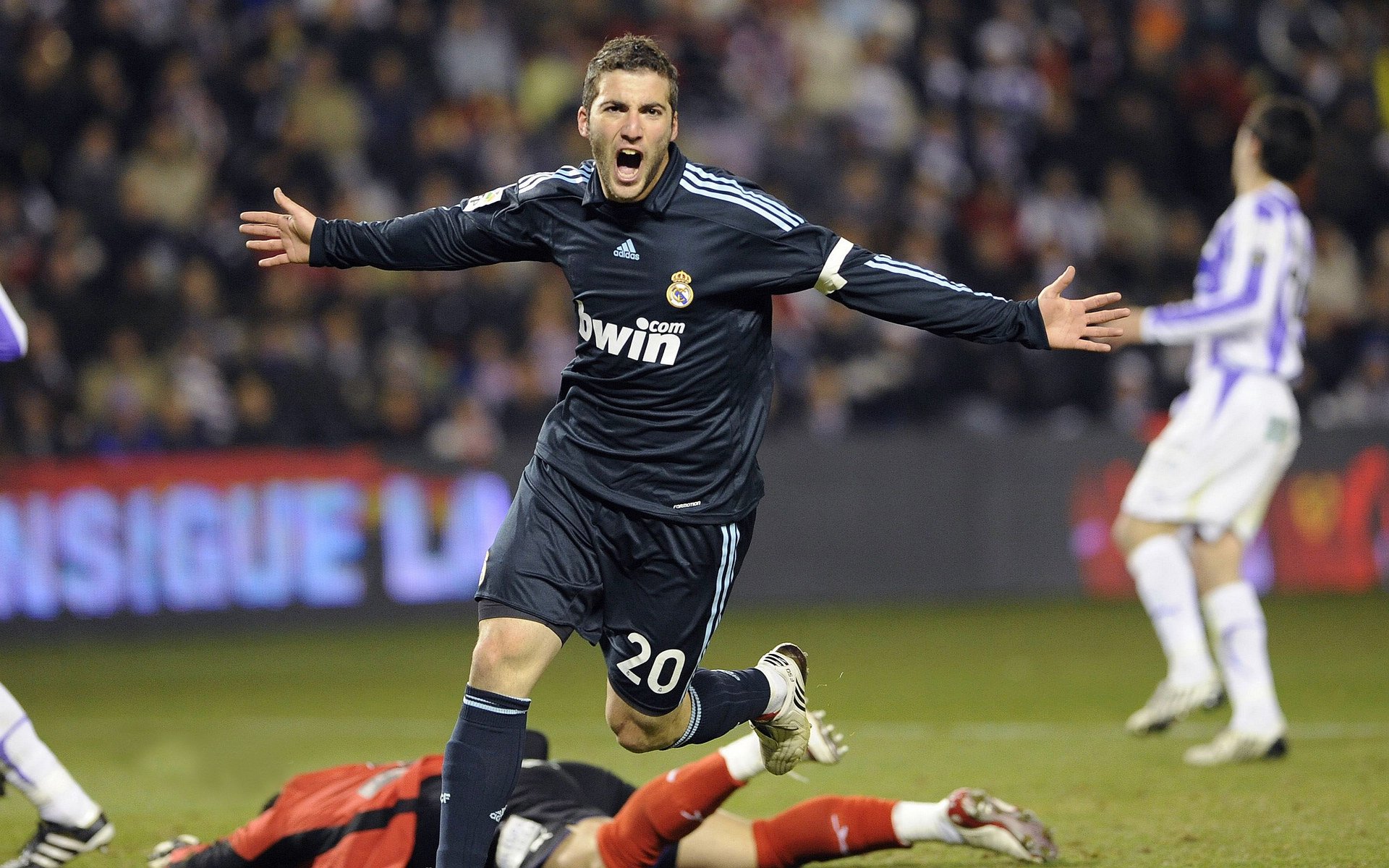 季后赛之夜，爱德华兹关键战不手软