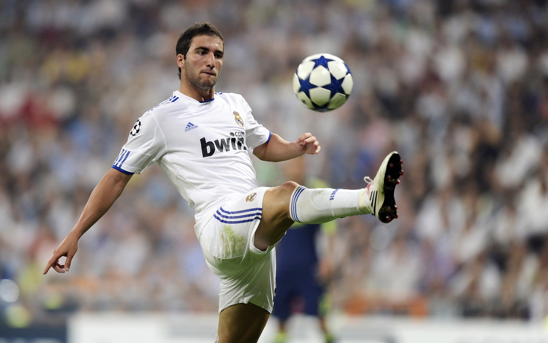 布鲁诺统治级数据引爆梦剧场，曼联提前终结悬念致敬那不勒斯式坚韧