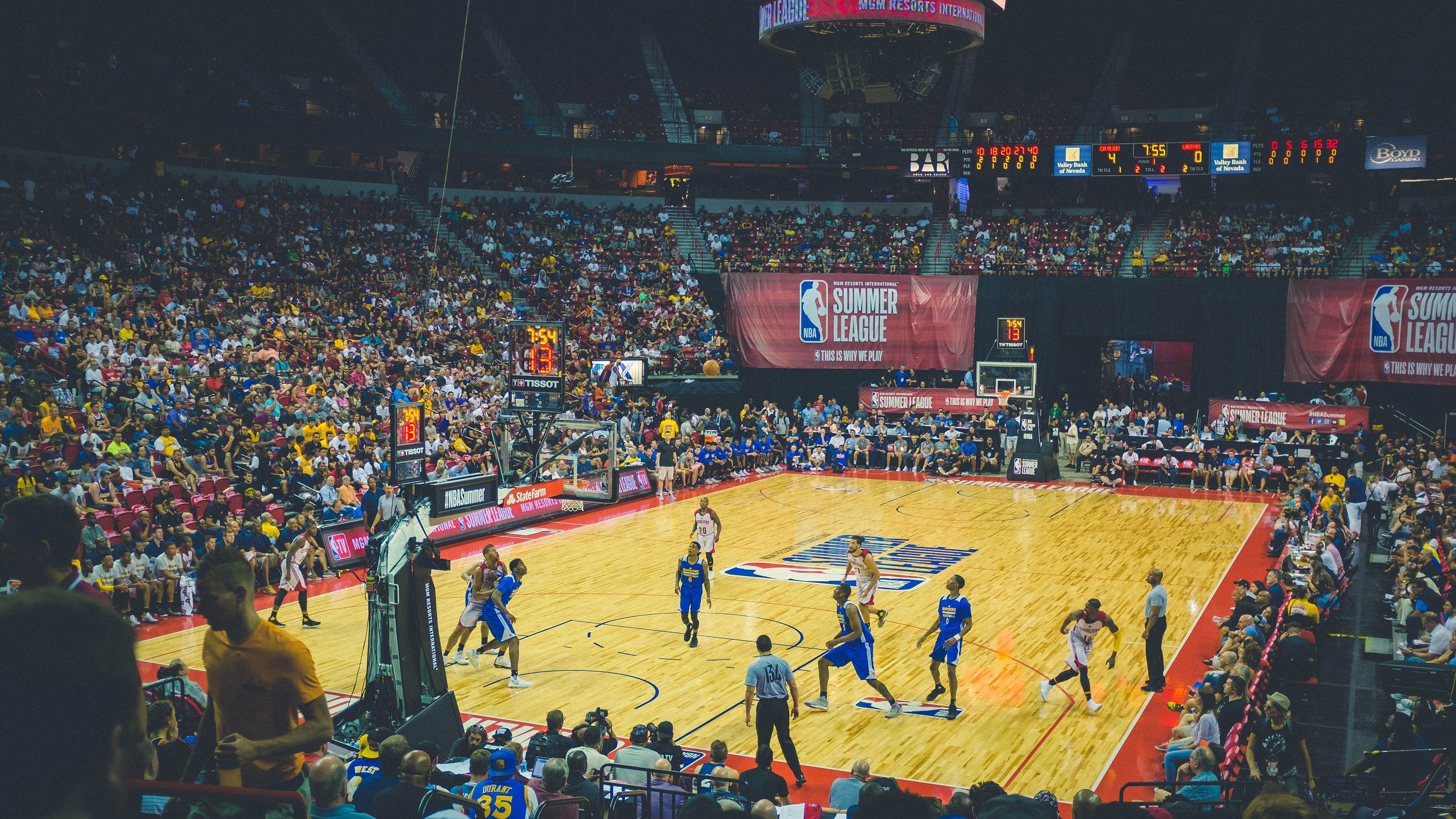 引擎轰鸣，活塞末节逆袭—F1新赛季揭幕战与NBA焦点战的激情碰撞